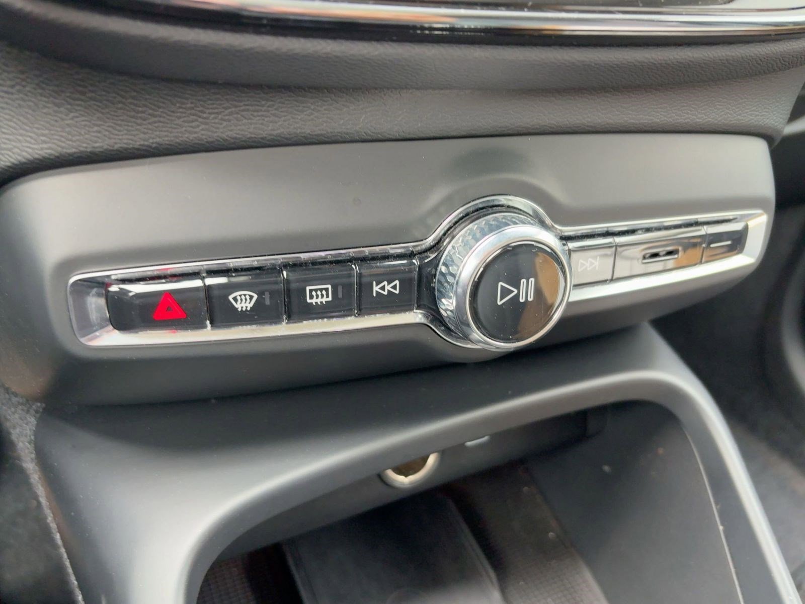 Certified 2025 Volvo XC40 B5 Plus image 17