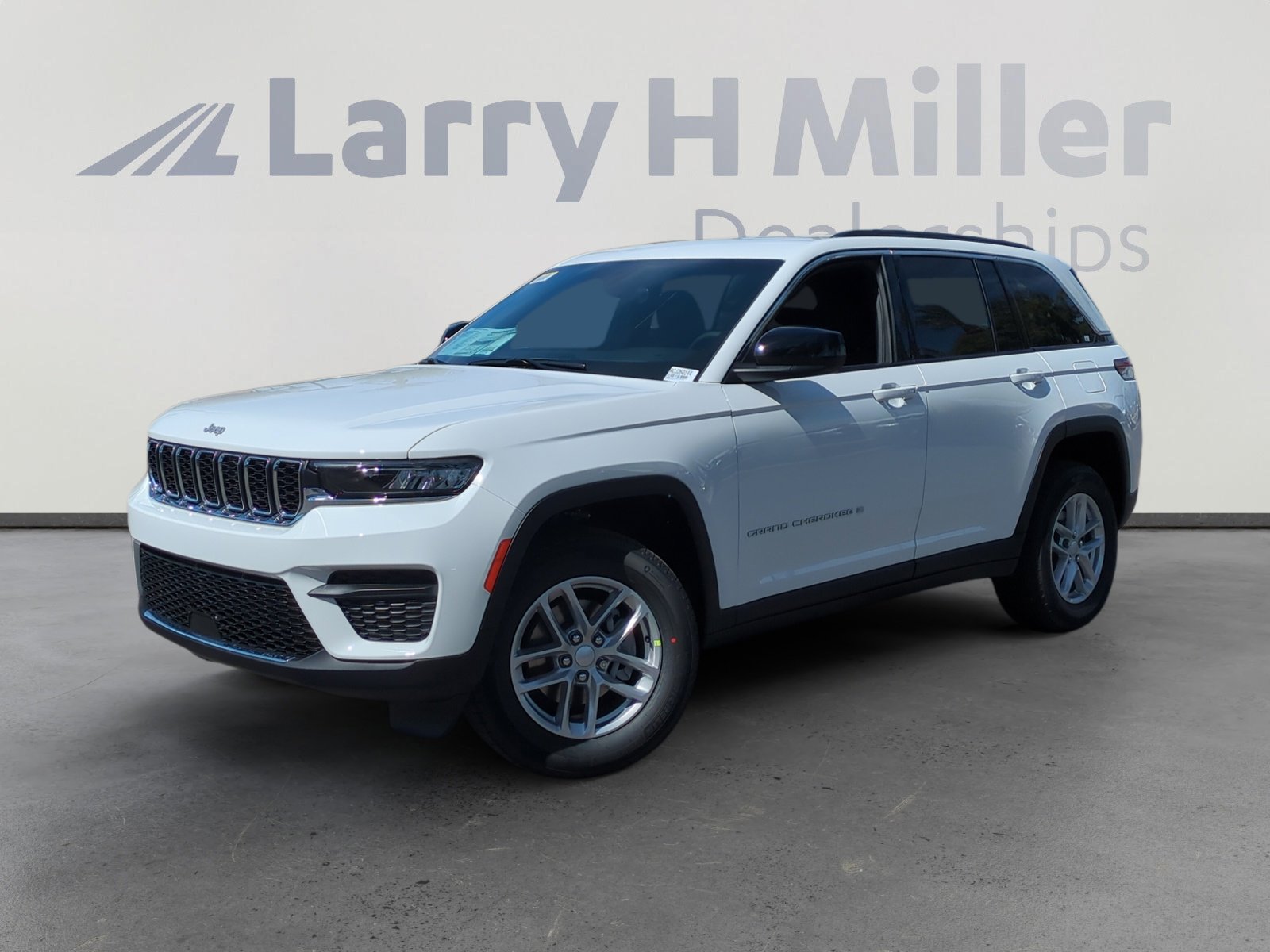 New 2026 Jeep Grand Cherokee Laredo image 1