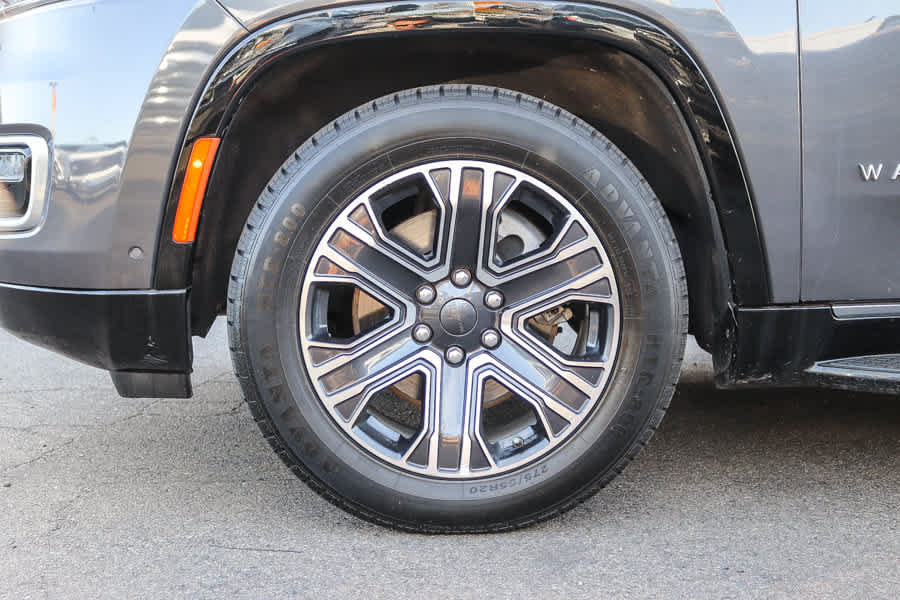 Used 2024 Jeep Wagoneer L Series II RWD image 10