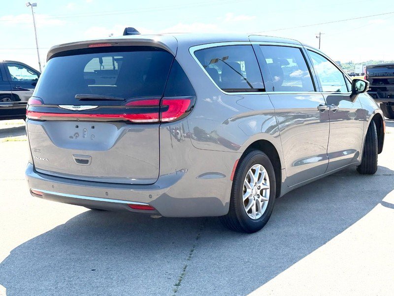 Used 2023 Chrysler Pacifica Touring-L FWD image 4