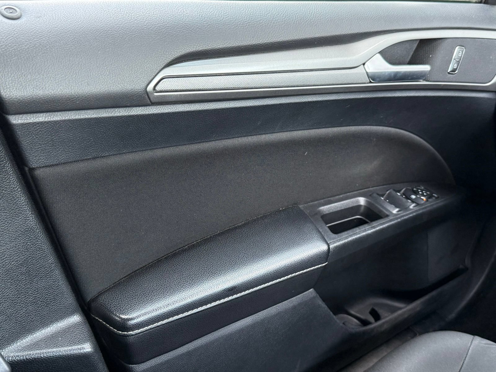 Used 2020 Ford Fusion SE FWD image 30