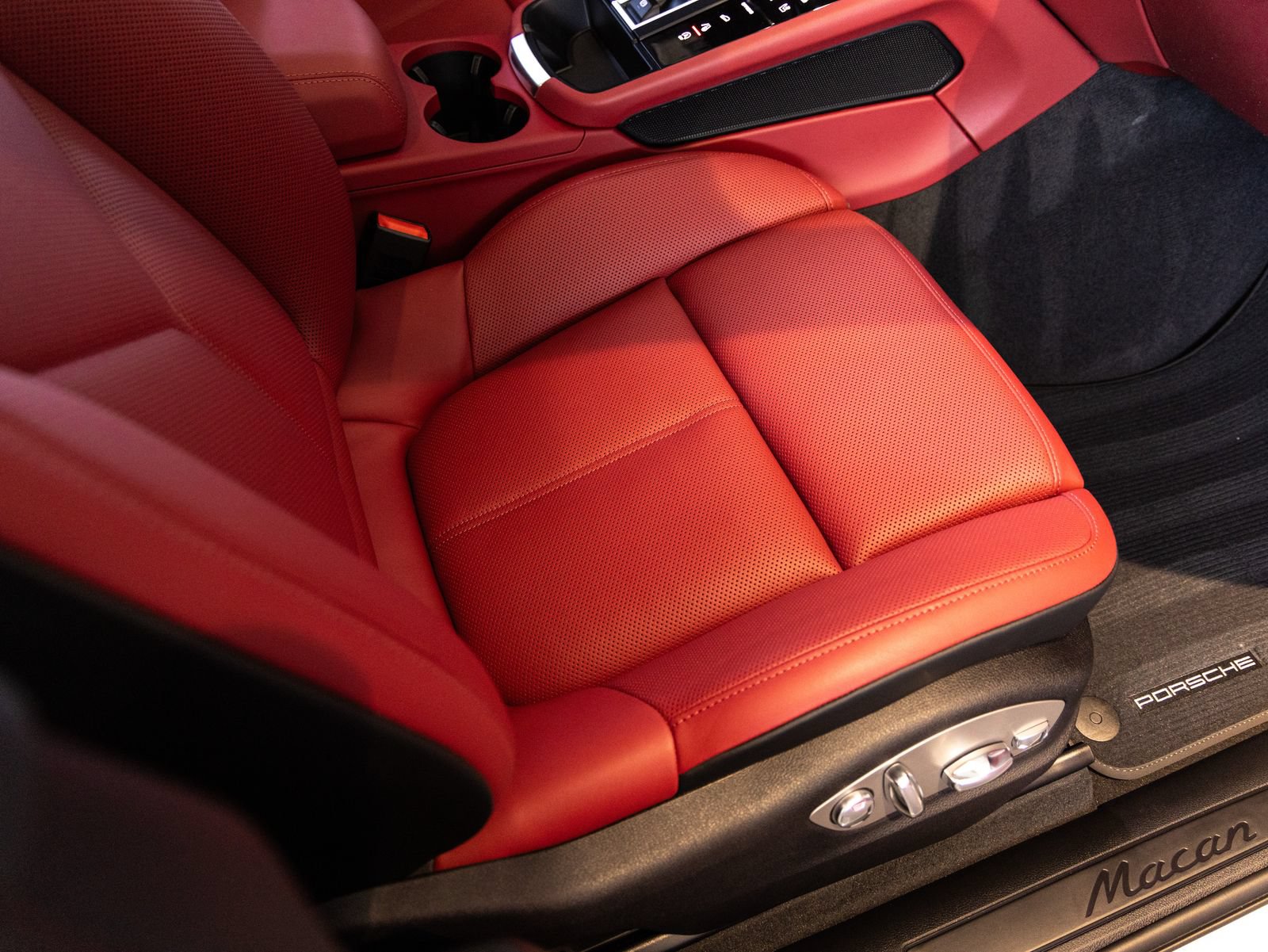New 2026 Porsche Macan AWD/4WD image 33