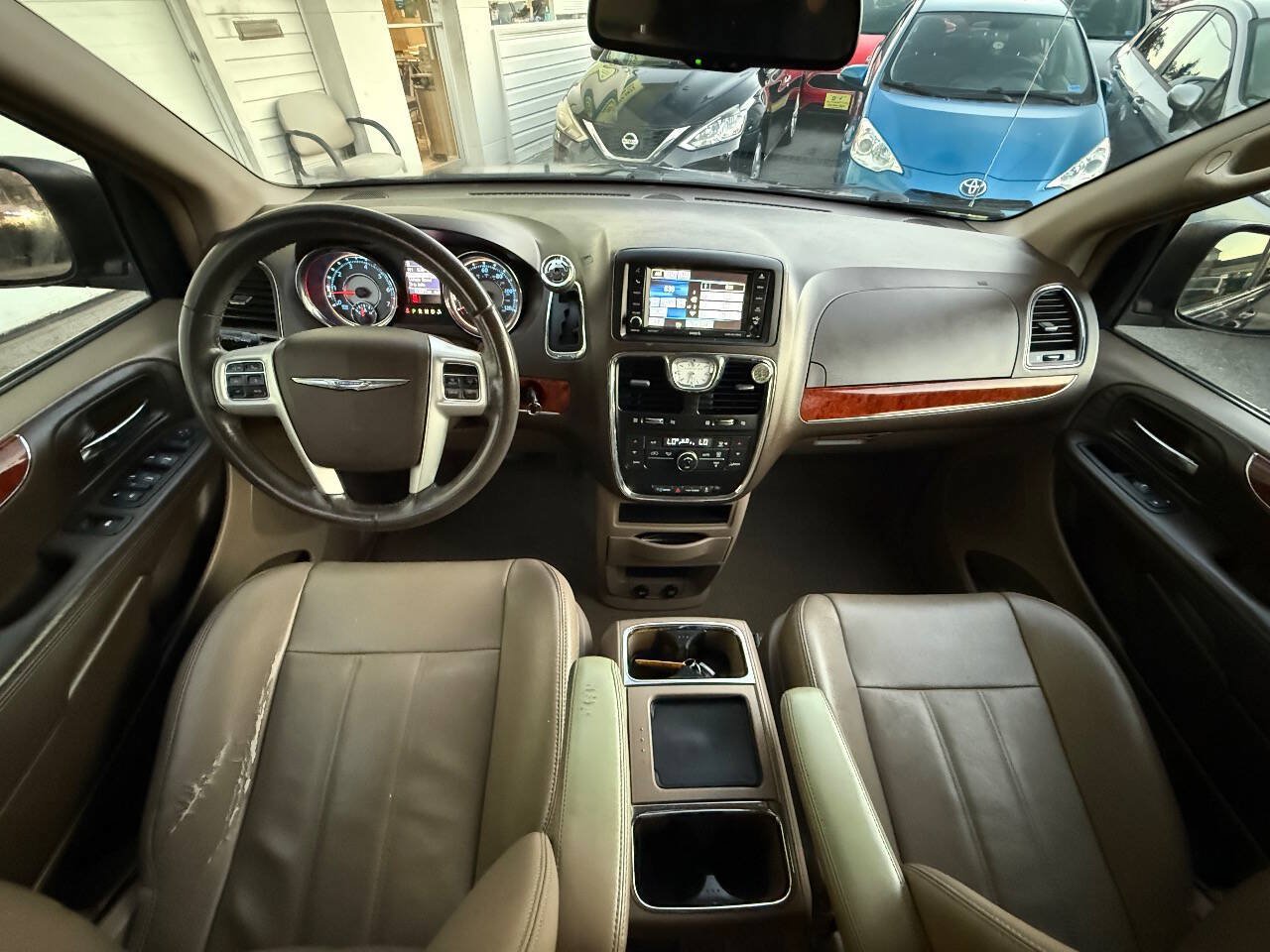 Used 2014 Chrysler Town & Country Touring FWD image 23