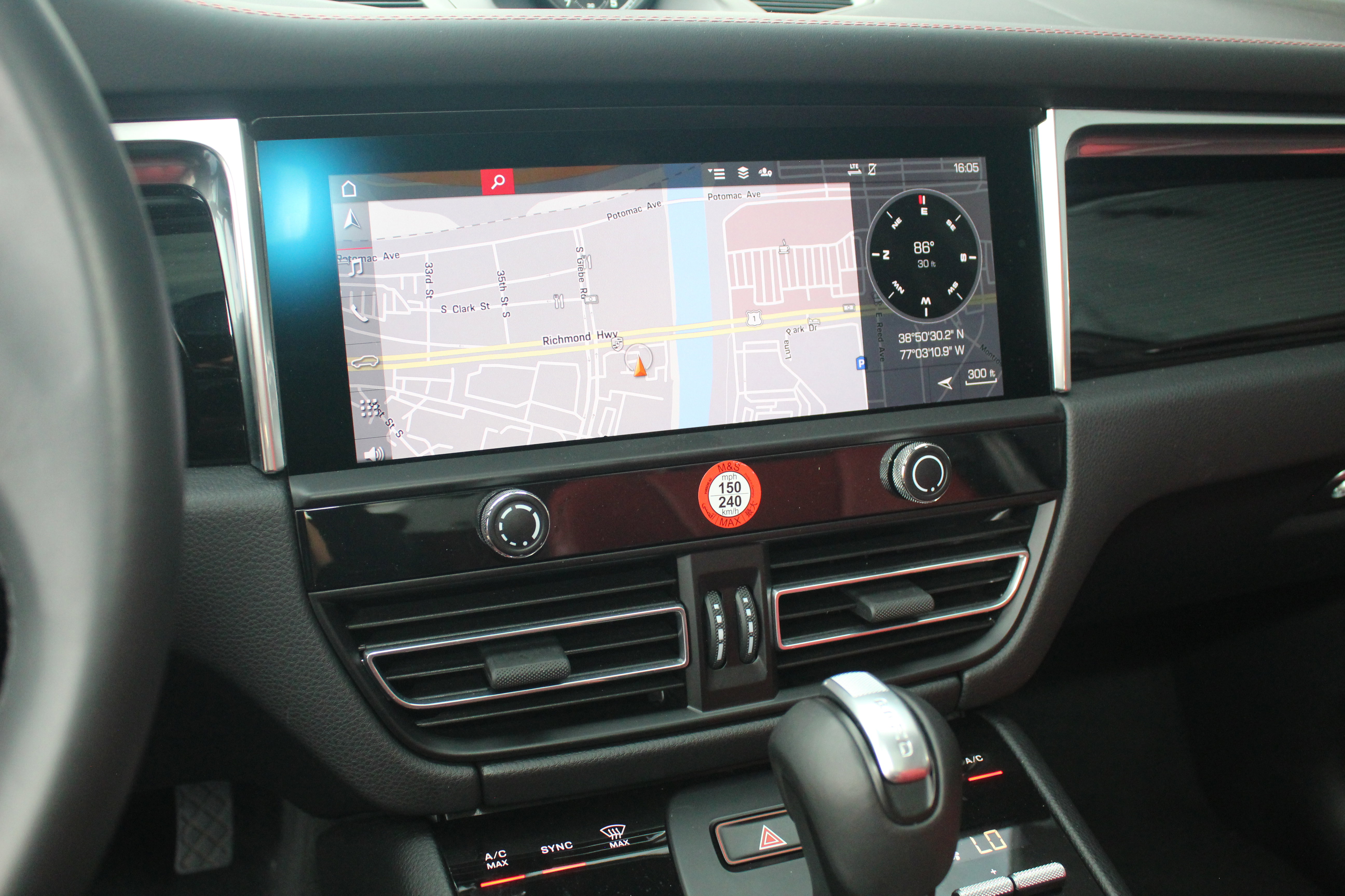 Certified 2025 Porsche Macan image 18