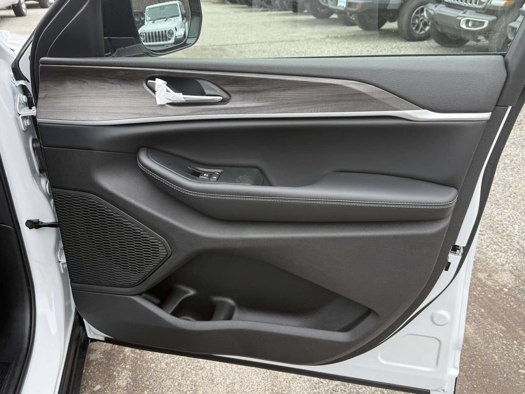 New 2025 Jeep Grand Cherokee Limited w/ Black Appearance Package AWD/4WD image 8