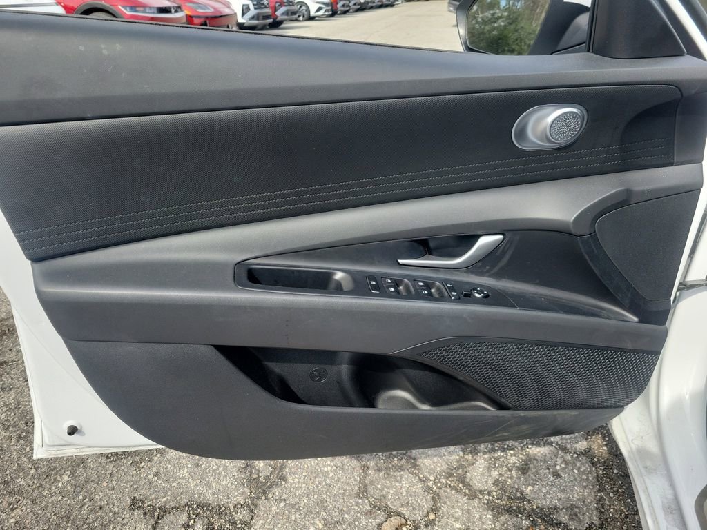 Certified 2025 Hyundai Elantra SE image 15