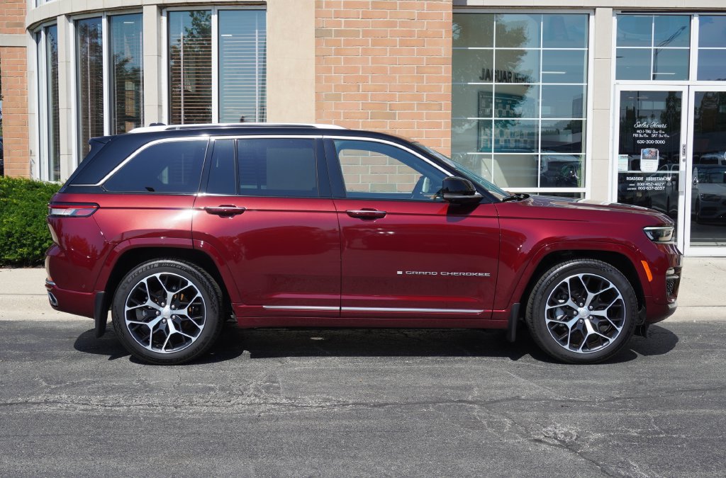 Used 2024 Jeep Grand Cherokee Summit AWD/4WD image 6