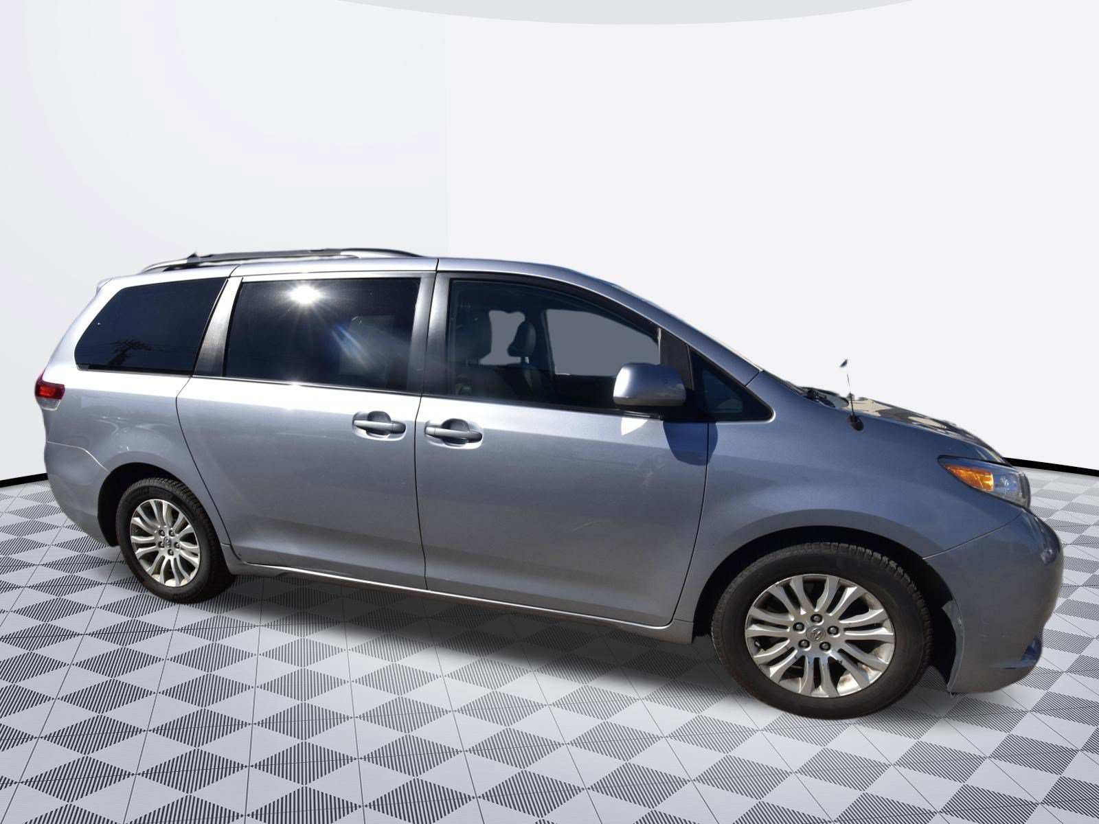Used 2013 Toyota Sienna XLE FWD image 3