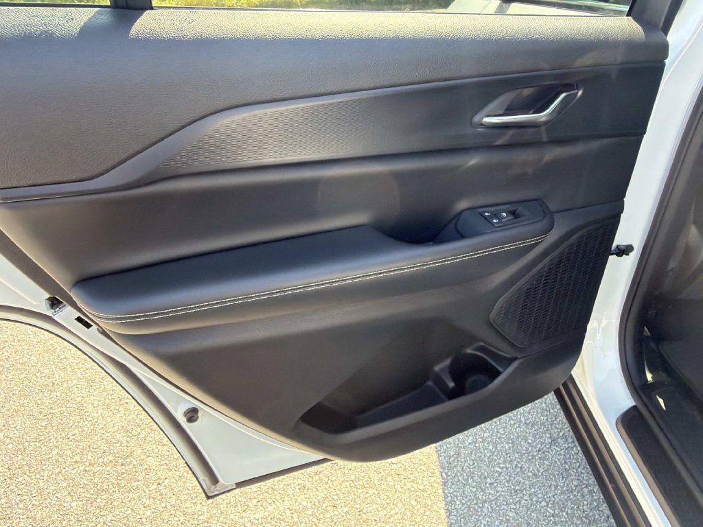 Used 2023 Jeep Grand Cherokee L Laredo RWD image 14
