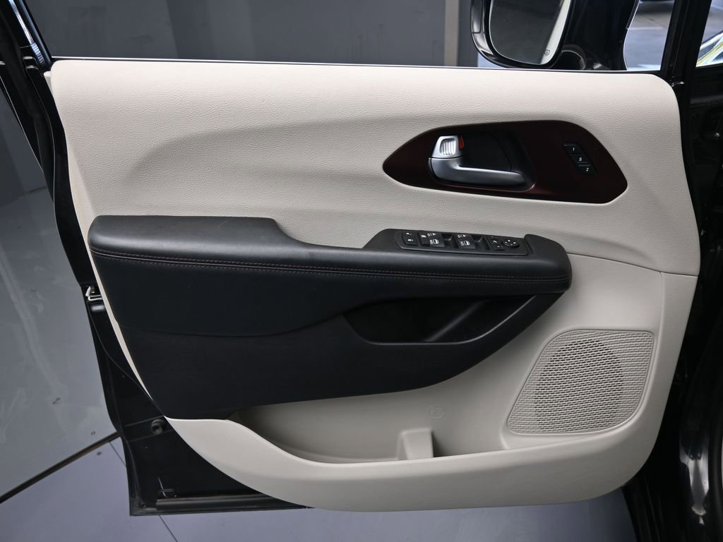 Used 2019 Chrysler Pacifica Limited image 13