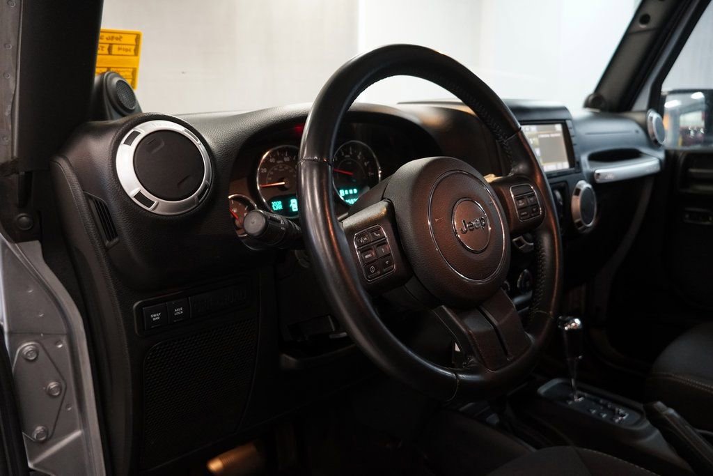 Used 2014 Jeep Wrangler Unlimited Rubicon w/ Connectivity Group image 6