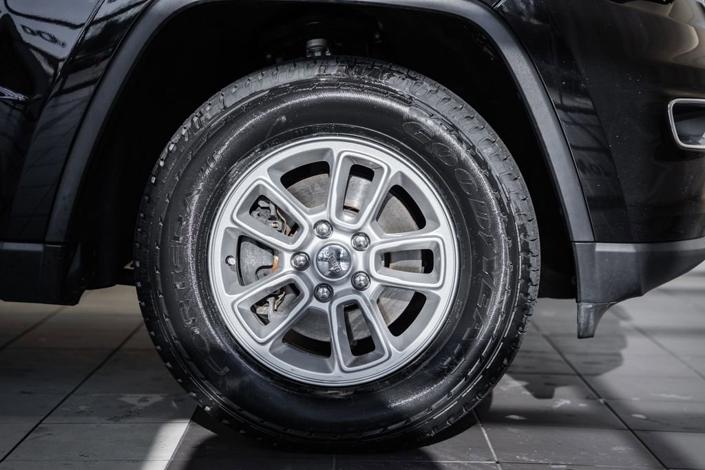 Certified 2019 Jeep Grand Cherokee Laredo w/ Security & Convenience Group image 15