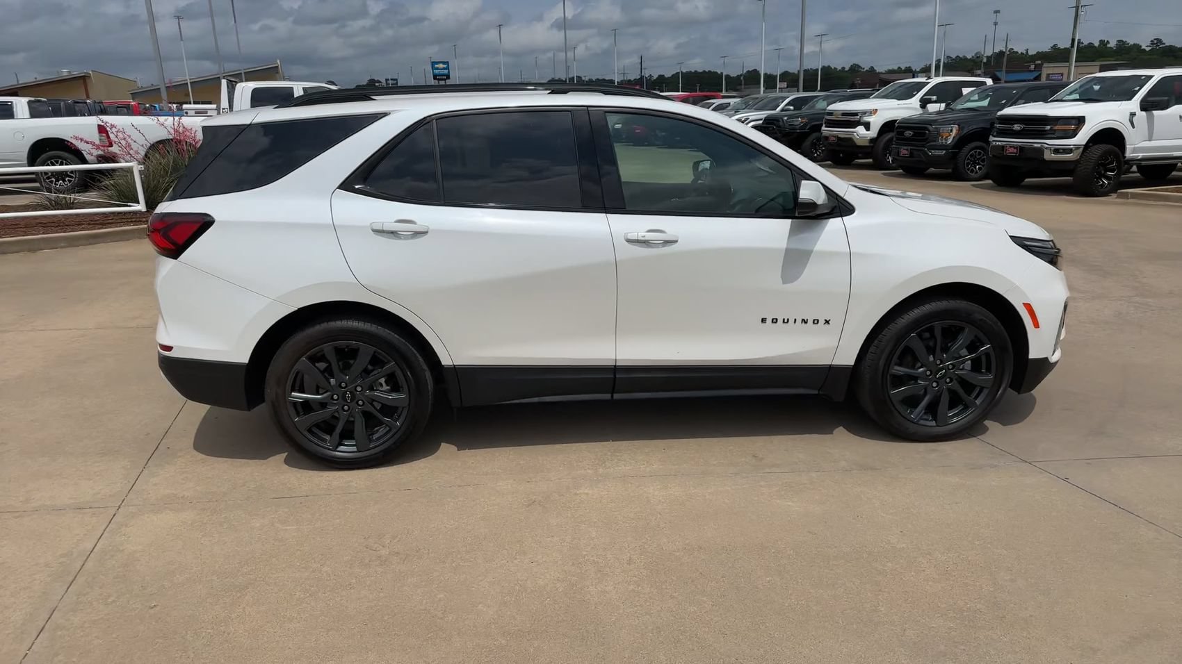 Used 2022 Chevrolet Equinox RS w/ RS Leather Package FWD image 2
