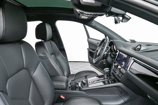 Certified 2026 Porsche Macan AWD/4WD image 22