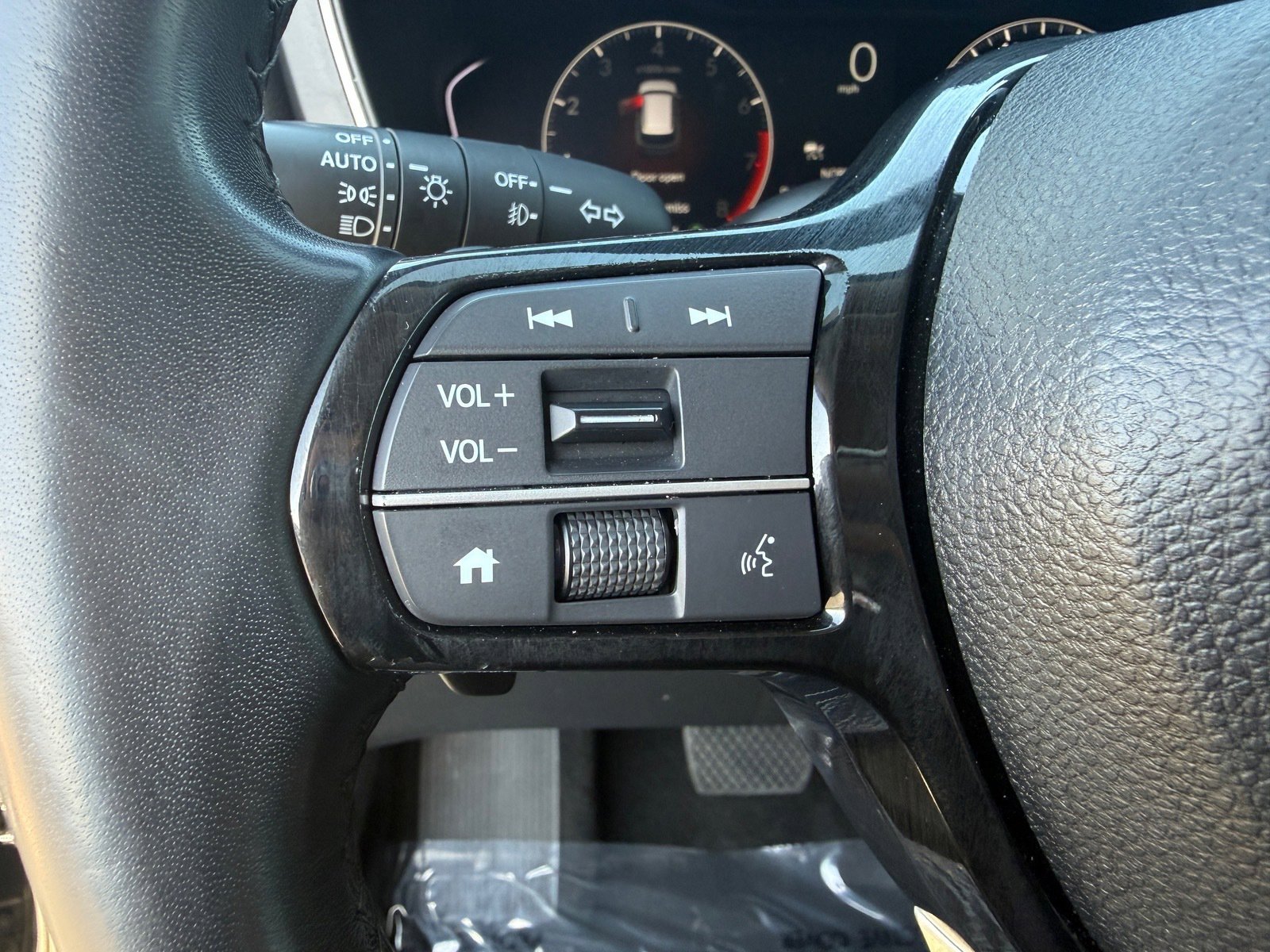 Used 2025 Honda Pilot Touring image 14