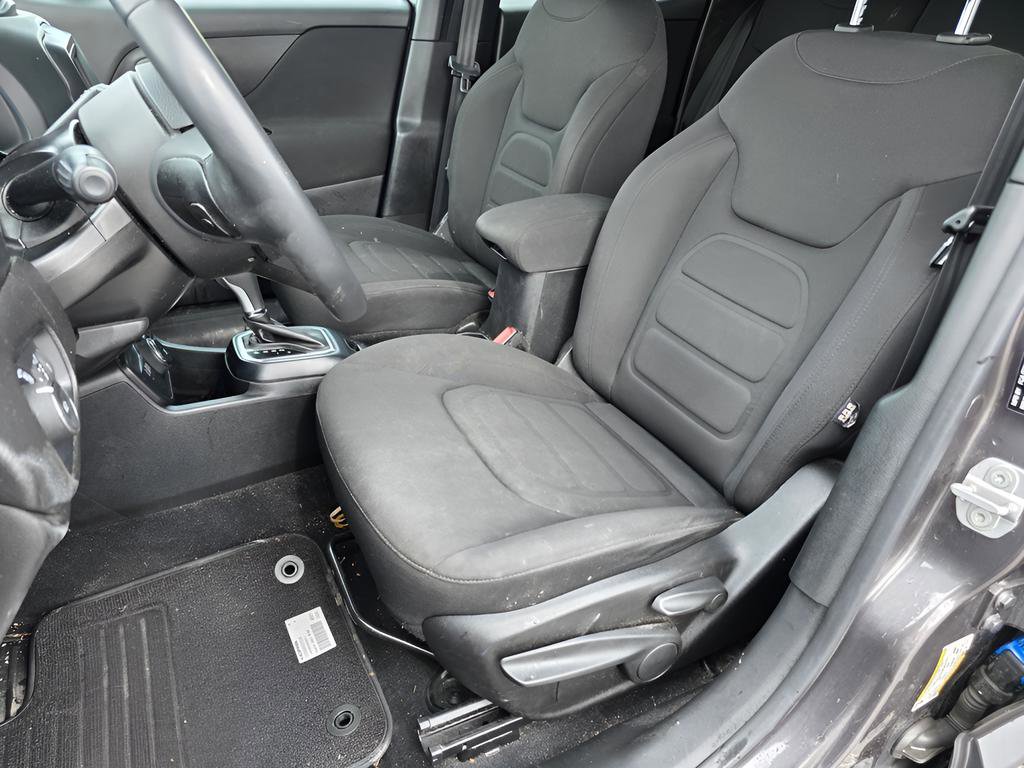 Used 2018 Jeep Renegade Latitude image 19