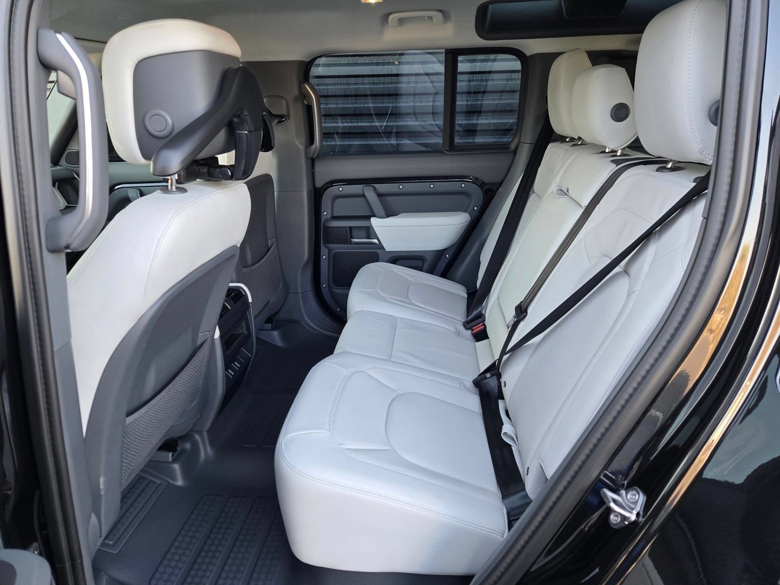 New 2026 Land Rover Defender 110 X-Dynamic SE AWD/4WD image 8
