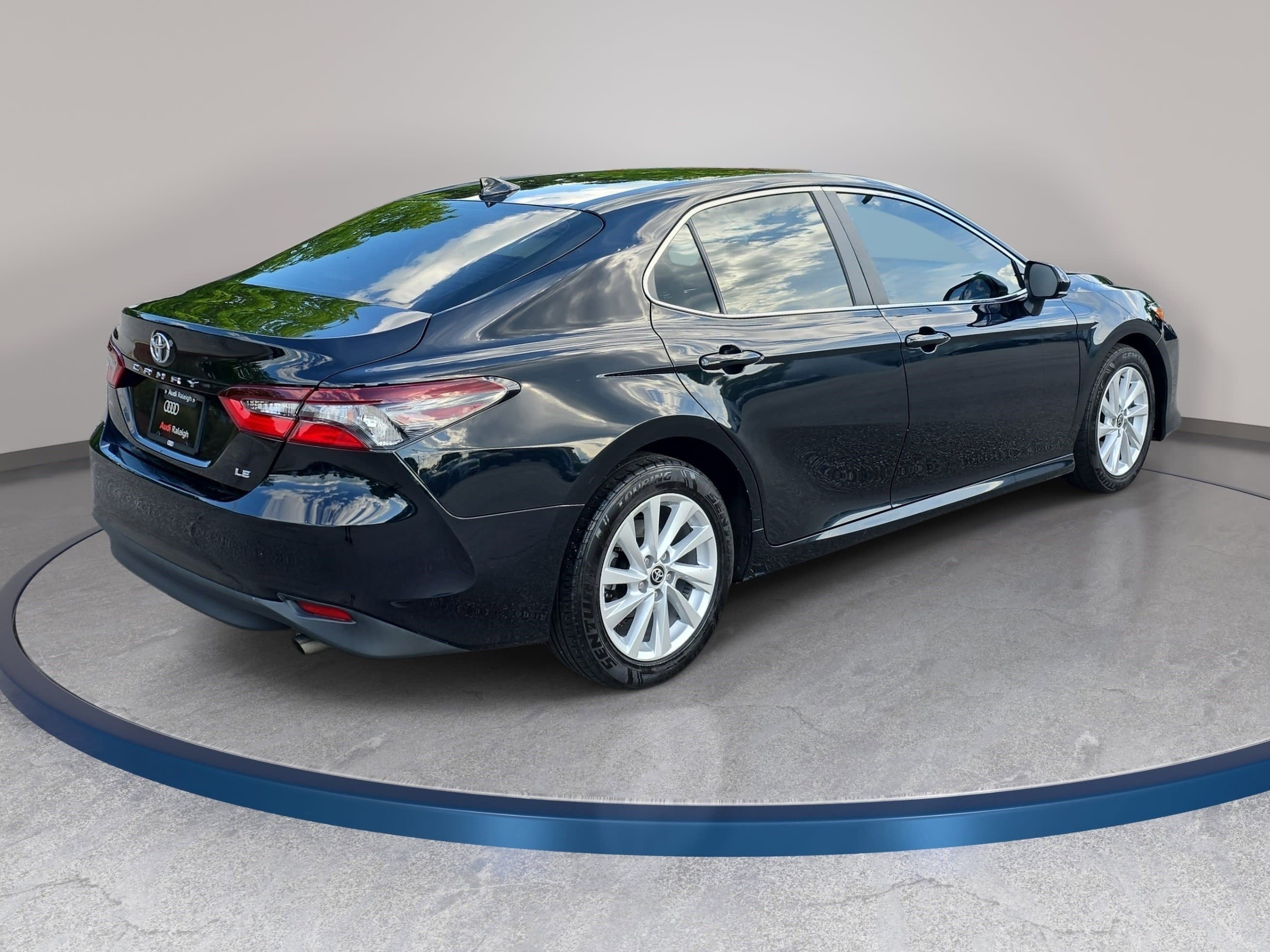 Used 2023 Toyota Camry LE FWD image 5