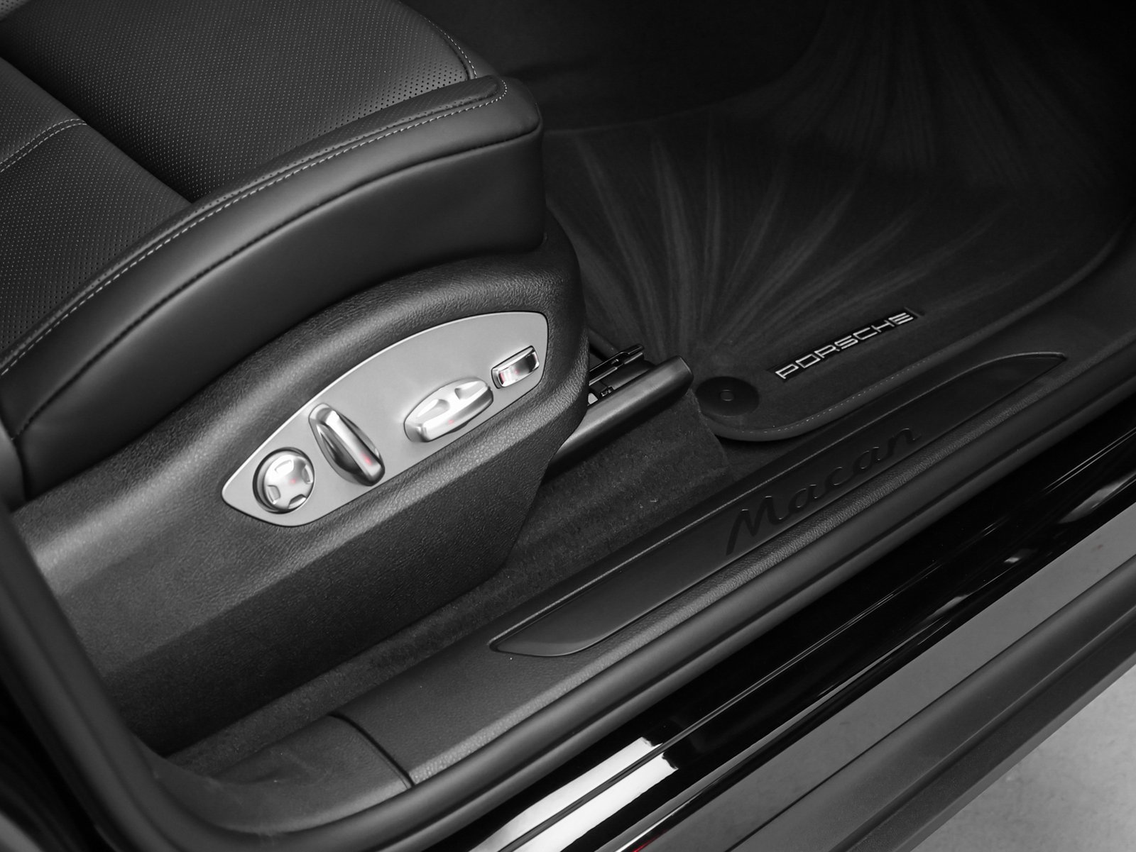 Certified 2025 Porsche Macan image 18