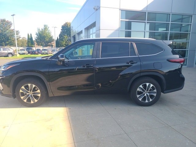 Used 2024 Toyota Highlander XLE image 4