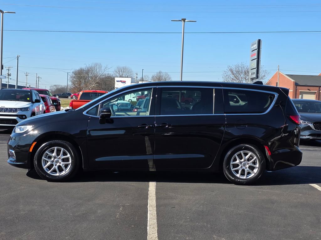 Used 2024 Chrysler Pacifica Touring-L image 8