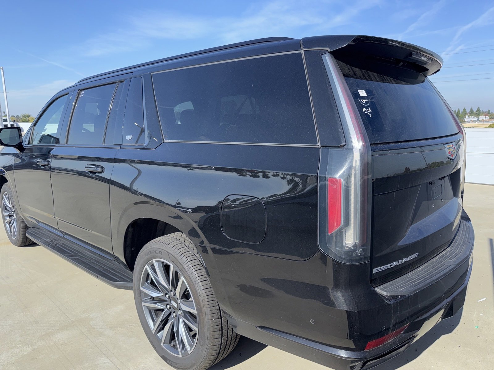 Used 2023 Cadillac Escalade ESV Sport image 2