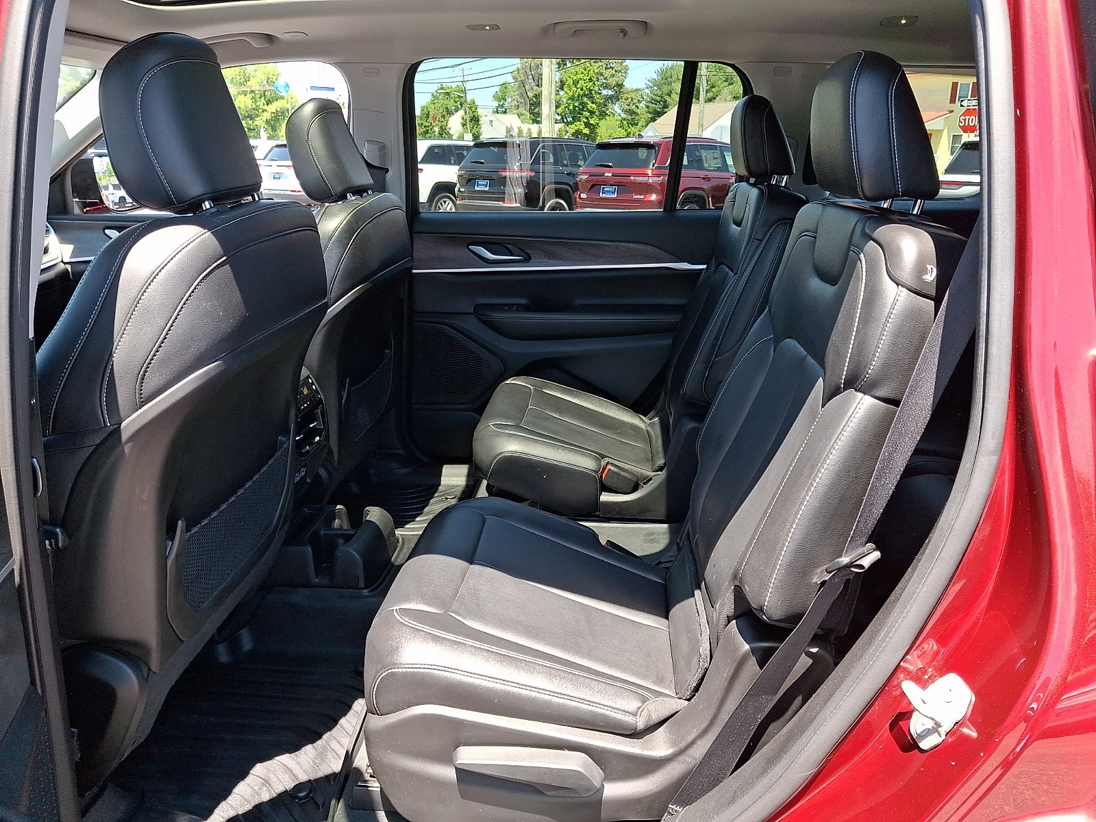Certified 2023 Jeep Grand Cherokee L Limited w/ Black Appearance Package AWD/4WD image 10