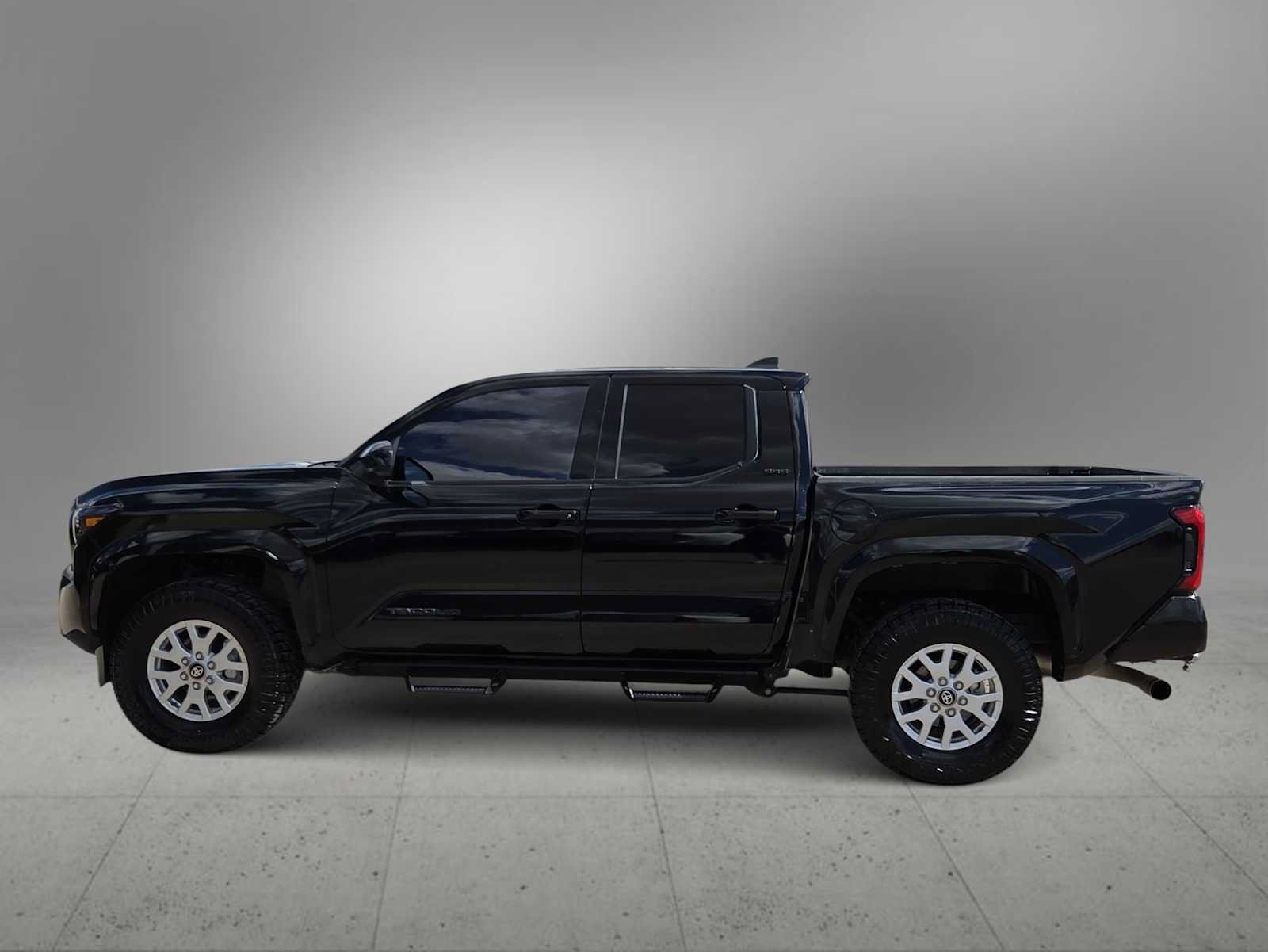 Certified 2025 Toyota Tacoma SR5 AWD/4WD image 5