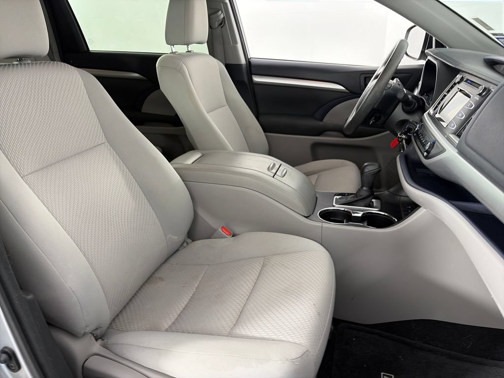 Used 2017 Toyota Highlander LE FWD image 29