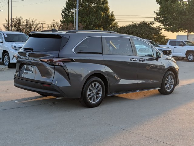 Certified 2025 Toyota Sienna XLE FWD image 6