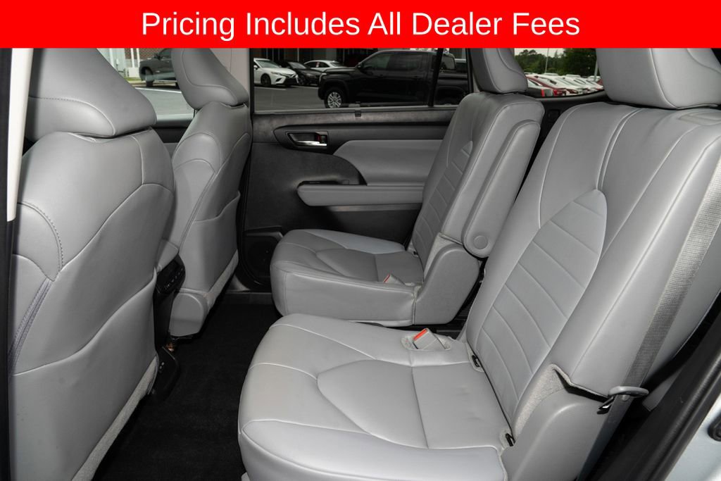 Used 2024 Toyota Highlander XLE AWD/4WD image 9