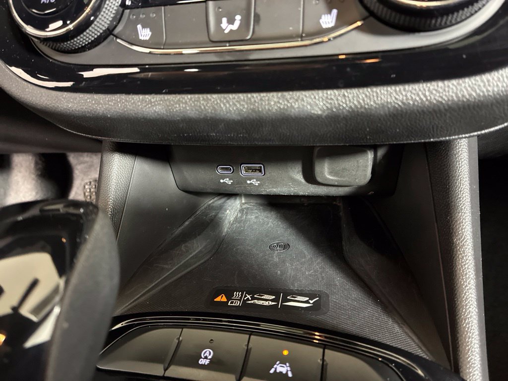 Used 2025 Buick Envista Sport Touring w/ Experience Buick Package FWD image 11