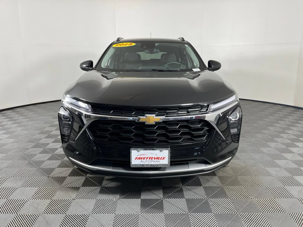 Used 2025 Chevrolet Trax LT FWD image 11