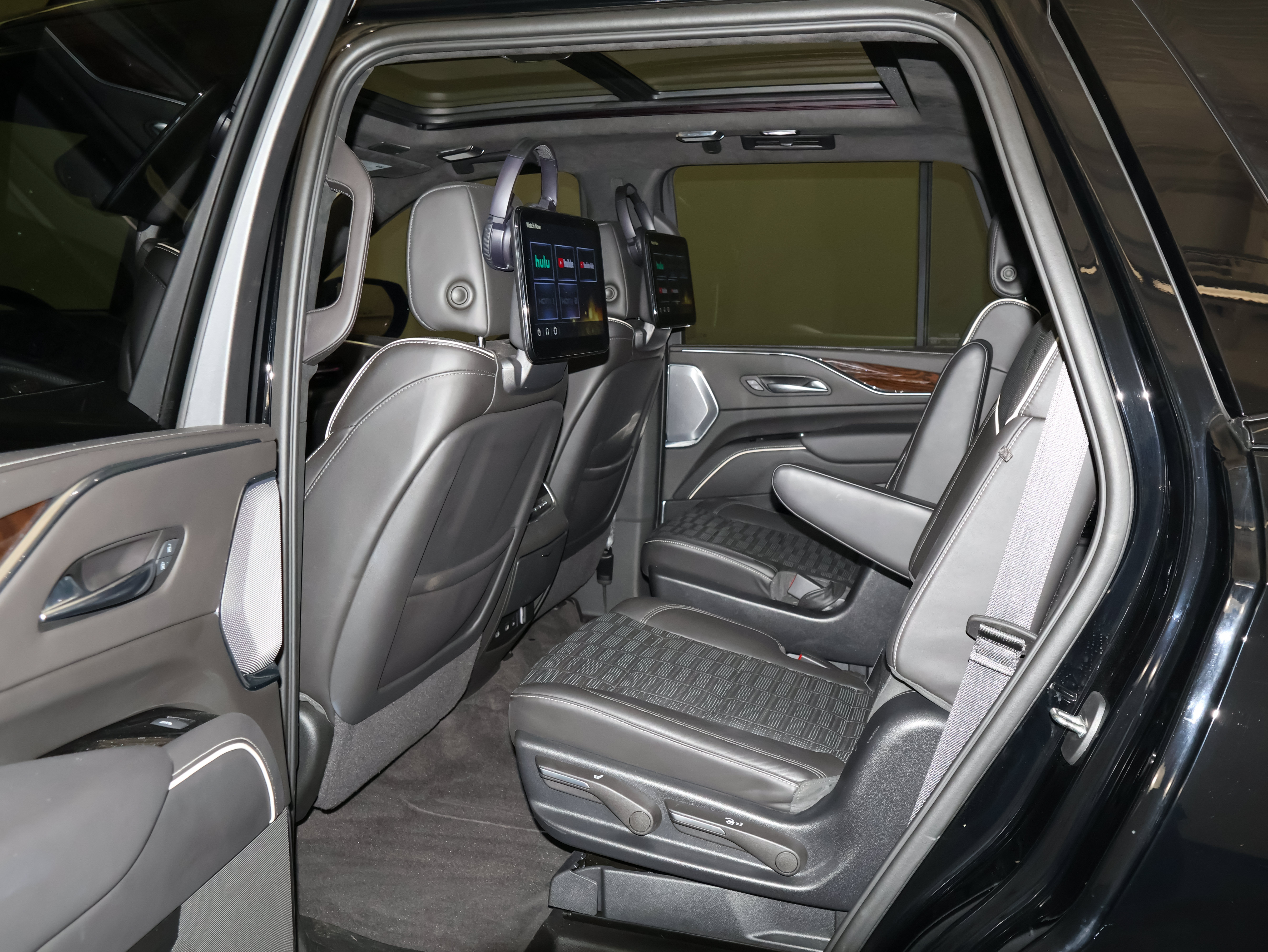 Used 2022 Cadillac Escalade Sport Platinum w/ LPO, ONYX Package AWD/4WD image 22