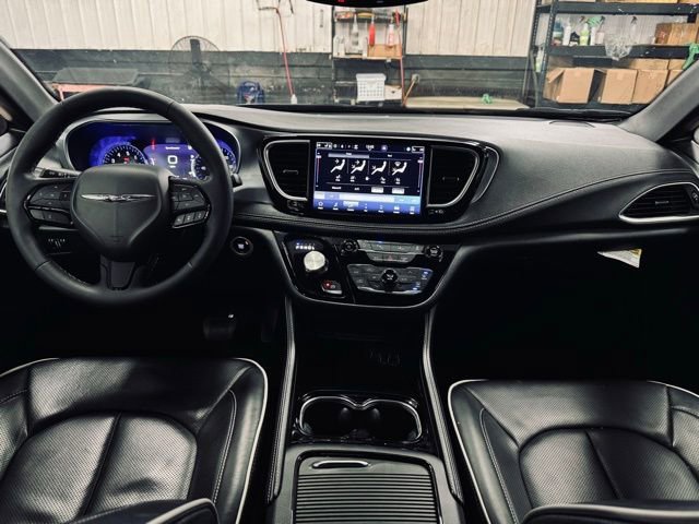 Used 2025 Chrysler Pacifica Limited image 31