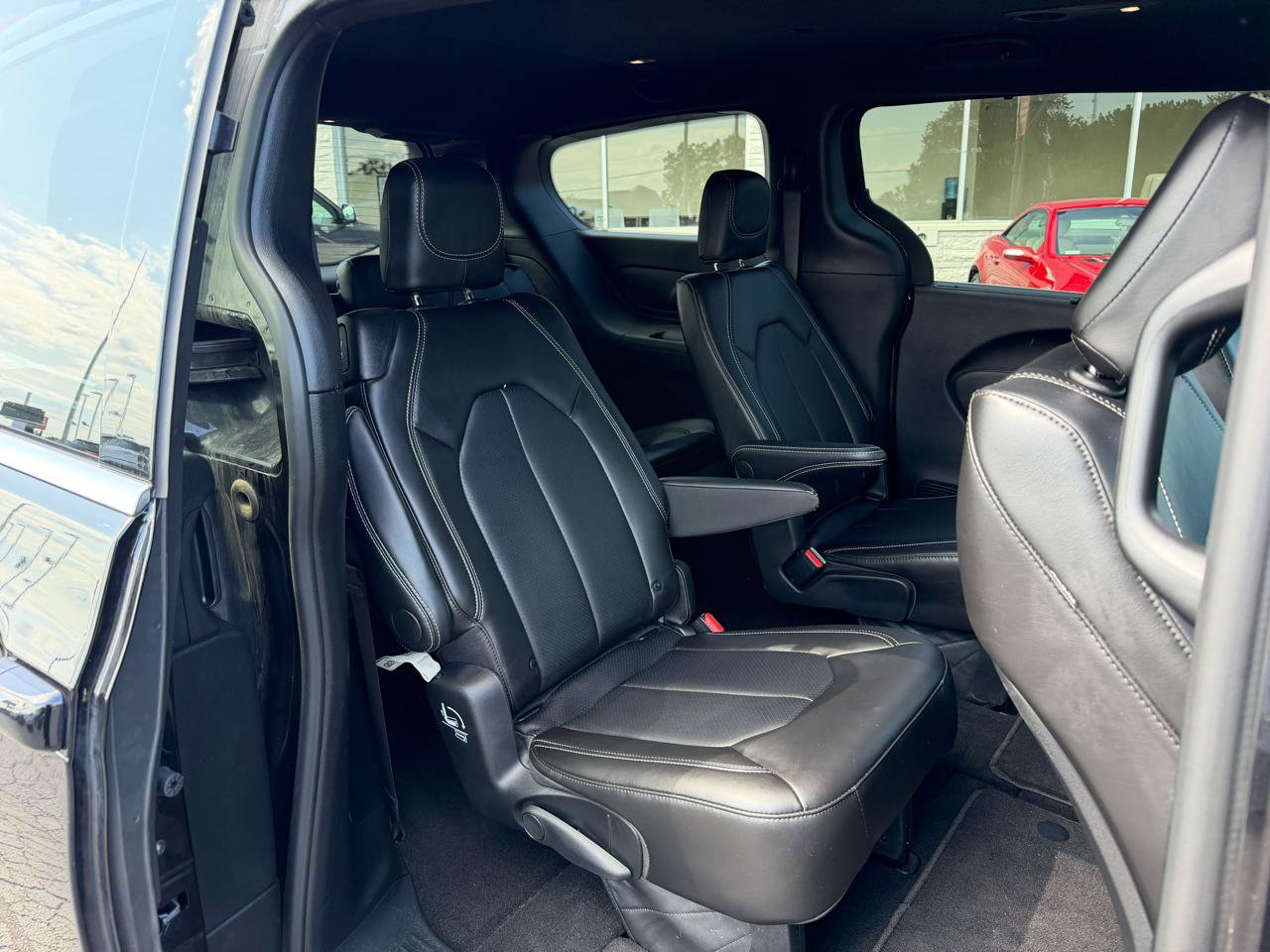 Used 2025 Chrysler Pacifica Select FWD image 15