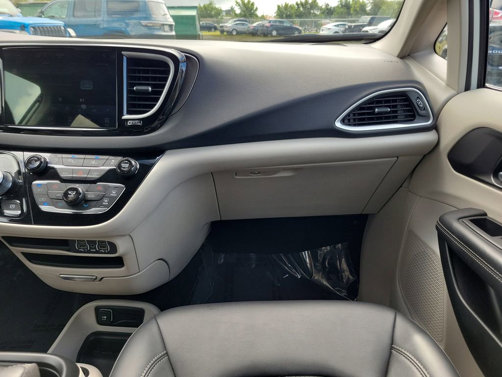 Used 2024 Chrysler Pacifica Touring-L FWD image 17