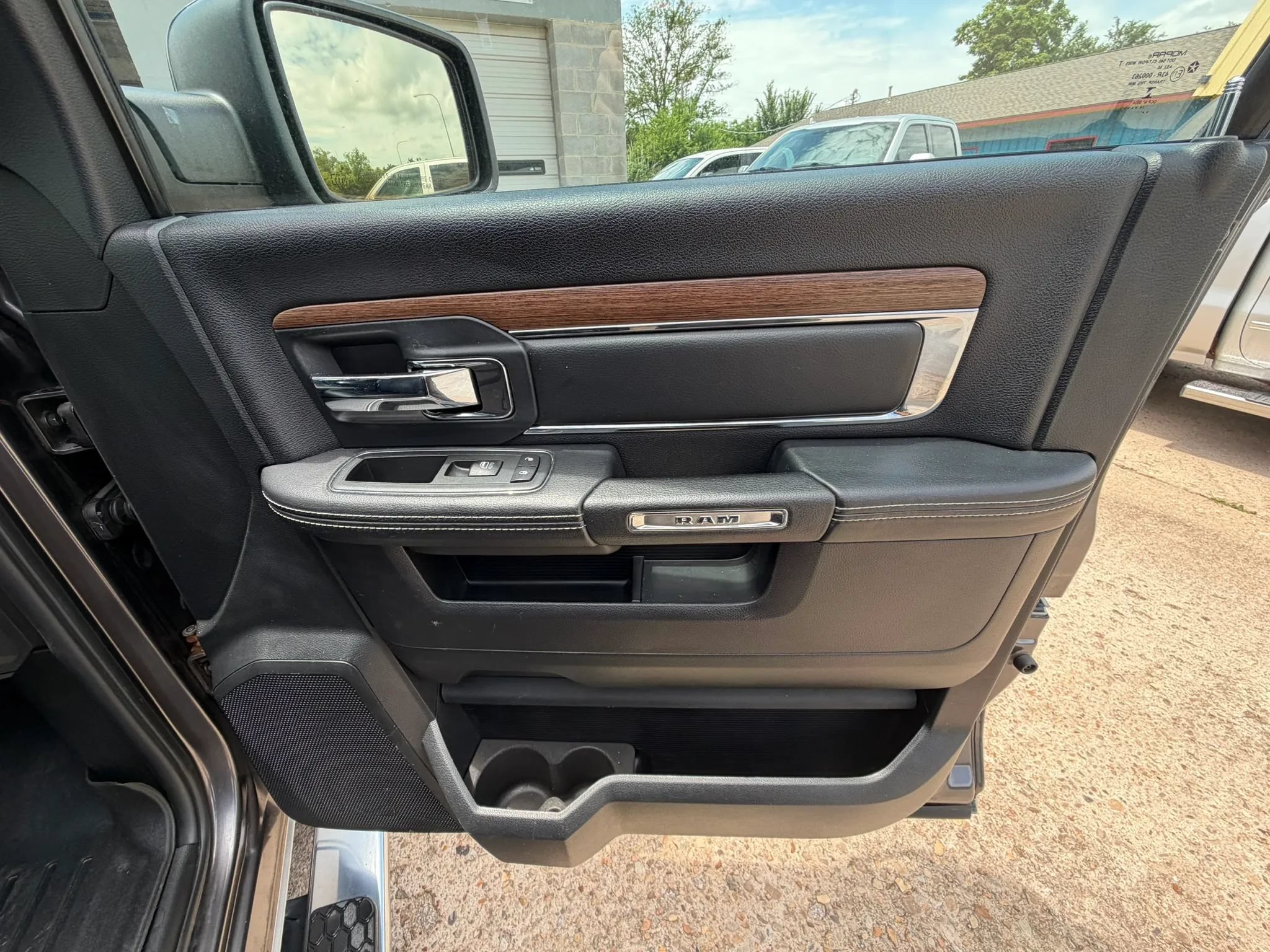 Used 2014 RAM 1500 Laramie w/ Convenience Group AWD/4WD image 15