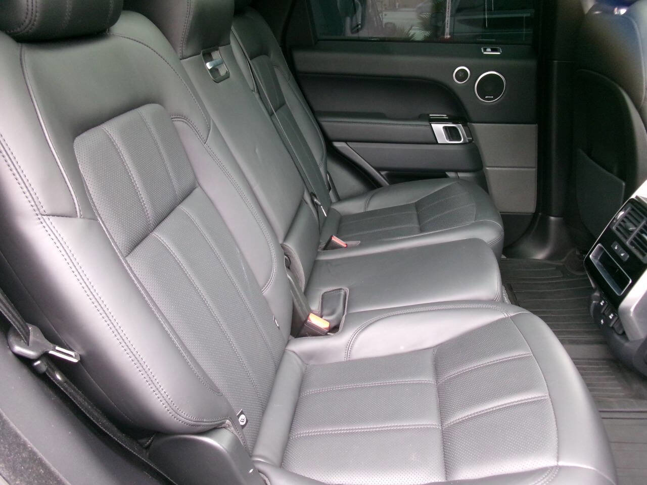 Used 2018 Land Rover Range Rover Sport HSE image 12