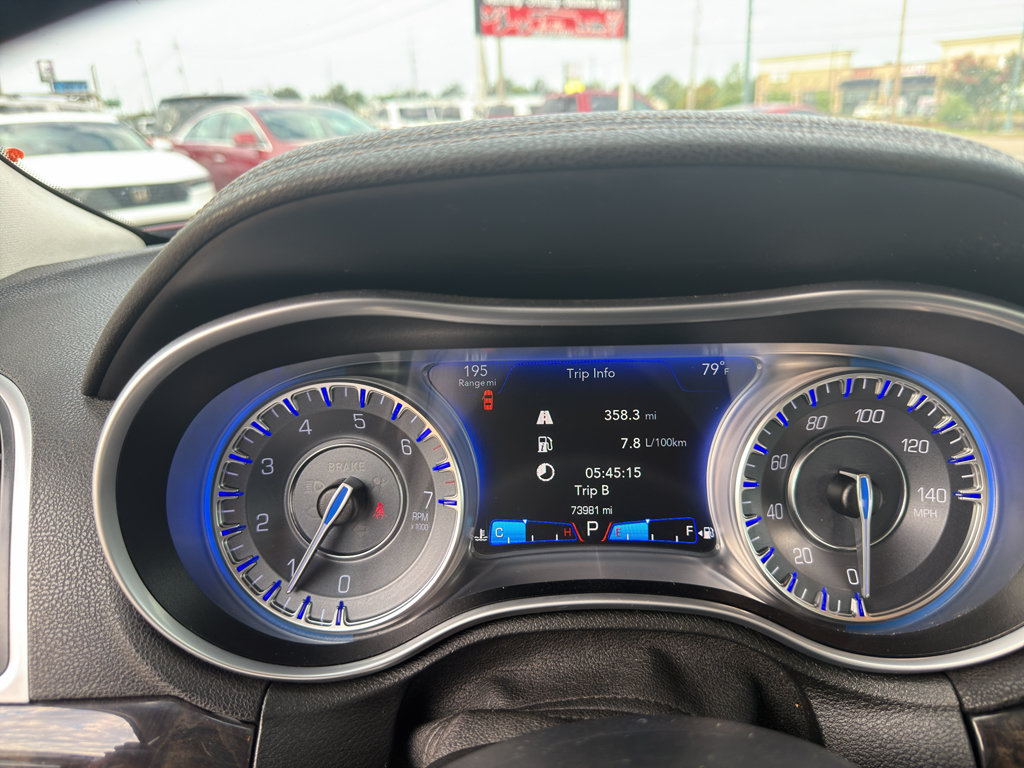 Used 2018 Chrysler 300 Limited RWD image 28