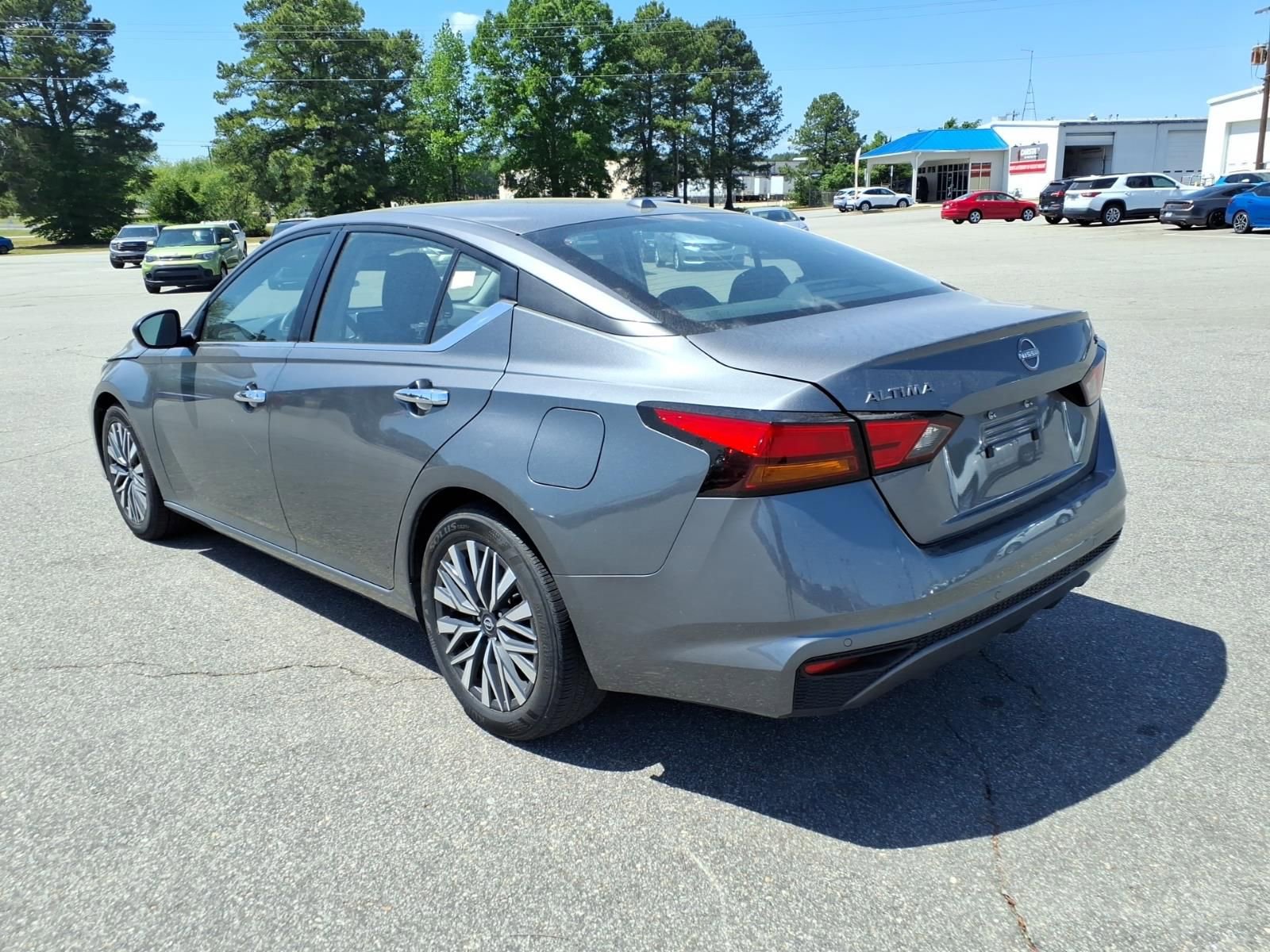 Used 2024 Nissan Altima 2.5 SV FWD image 3