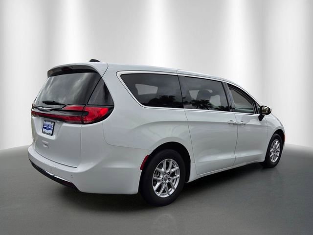 Used 2023 Chrysler Pacifica Touring-L FWD image 5