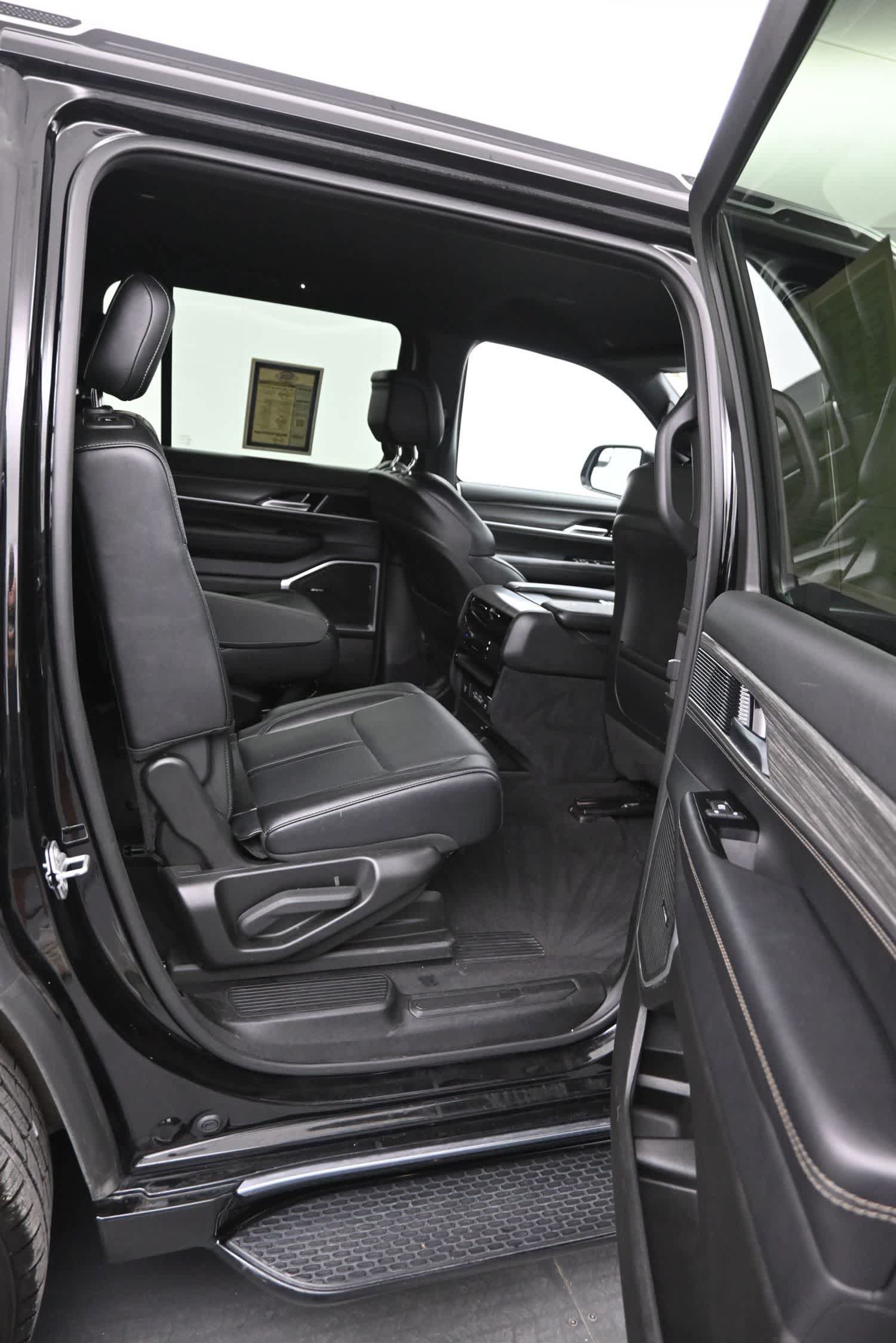 Used 2024 Jeep Wagoneer Series III AWD/4WD image 12
