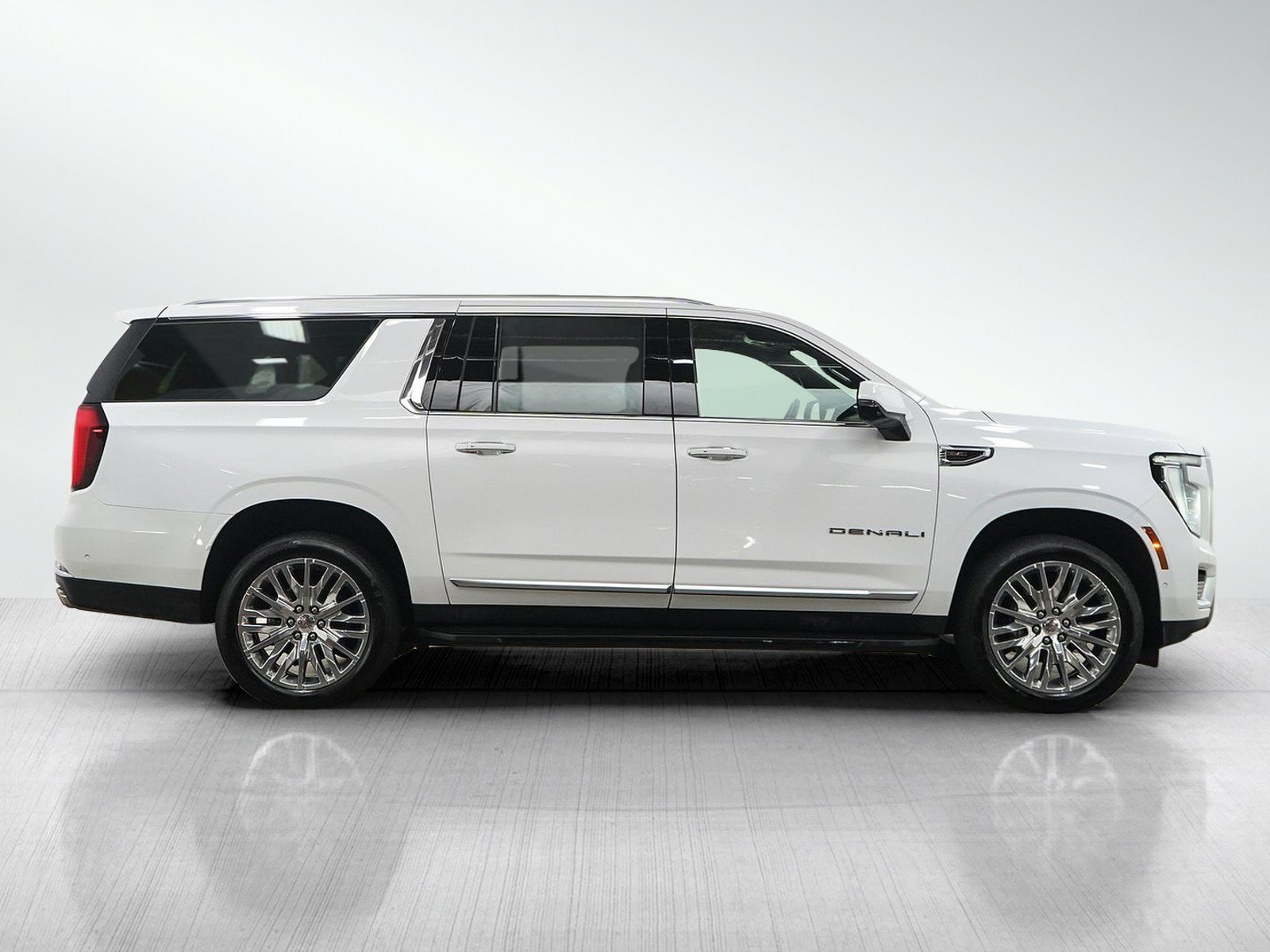 Used 2025 GMC Yukon XL Denali AWD/4WD image 6