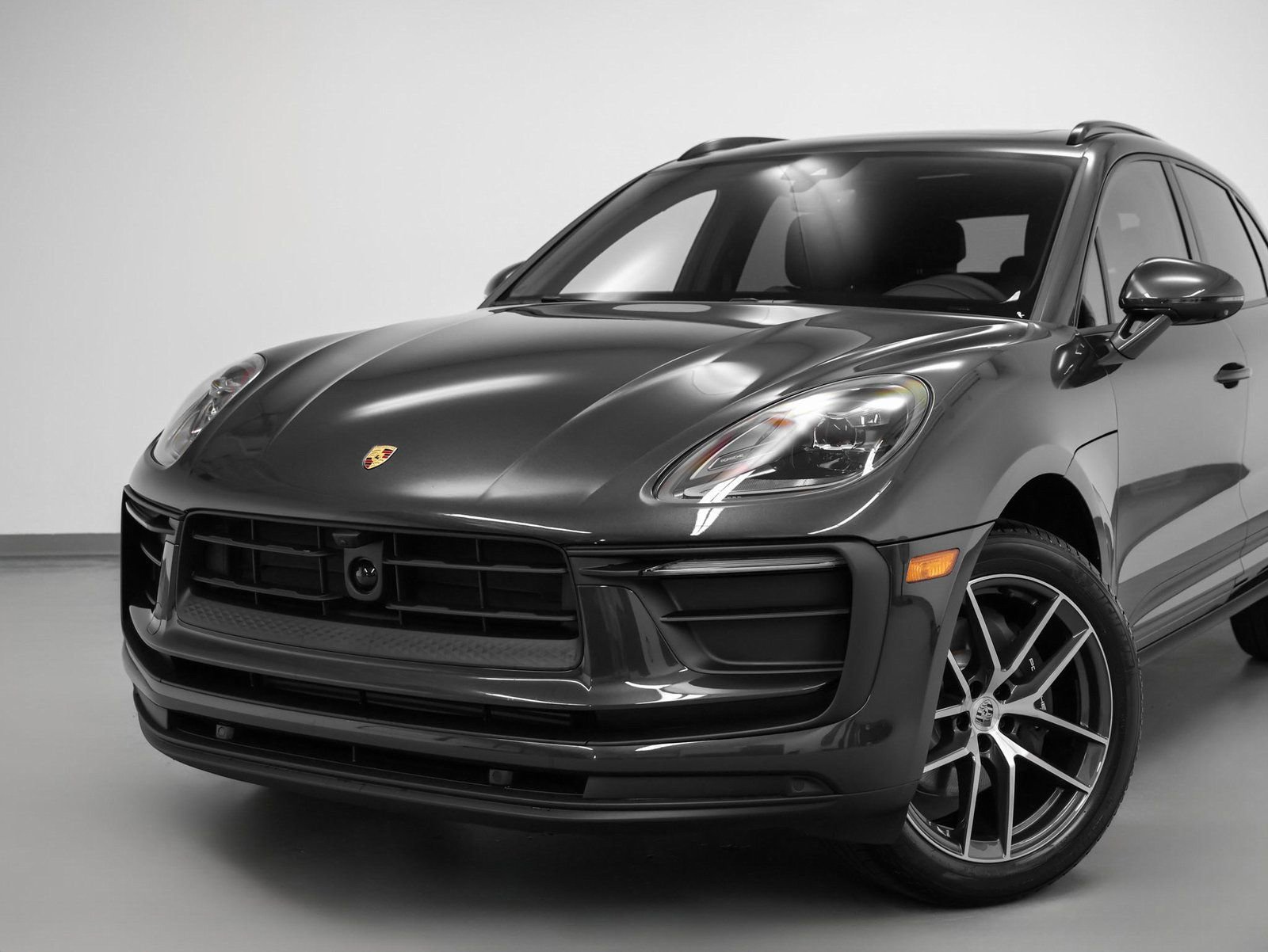 Certified 2025 Porsche Macan image 7