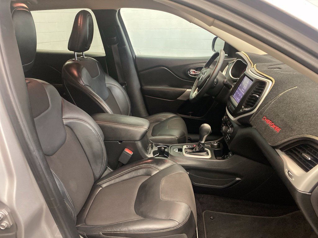 Used 2018 Jeep Cherokee Latitude Plus w/ Trailer Tow Group AWD/4WD image 24