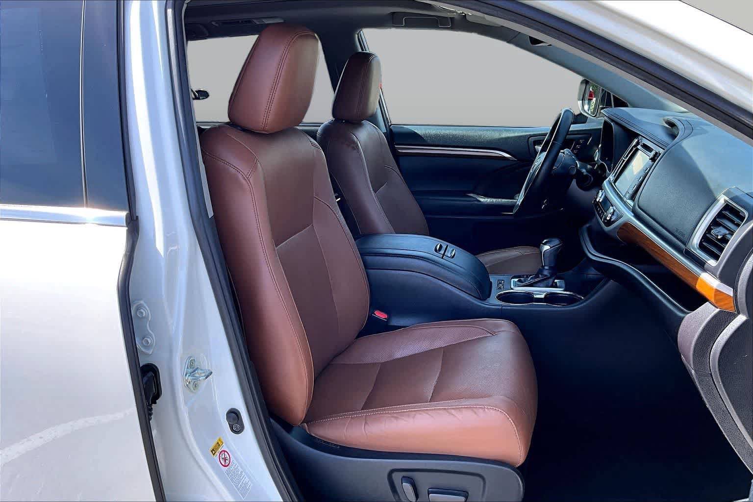 Used 2019 Toyota Highlander Limited Platinum FWD image 8