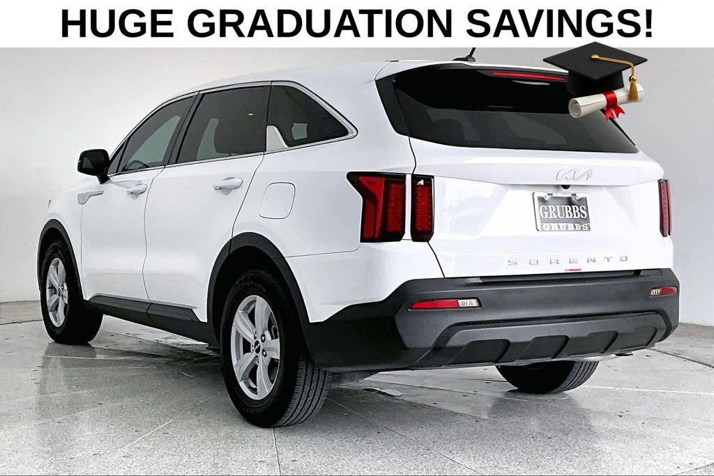 Used 2022 Kia Sorento LX FWD image 2