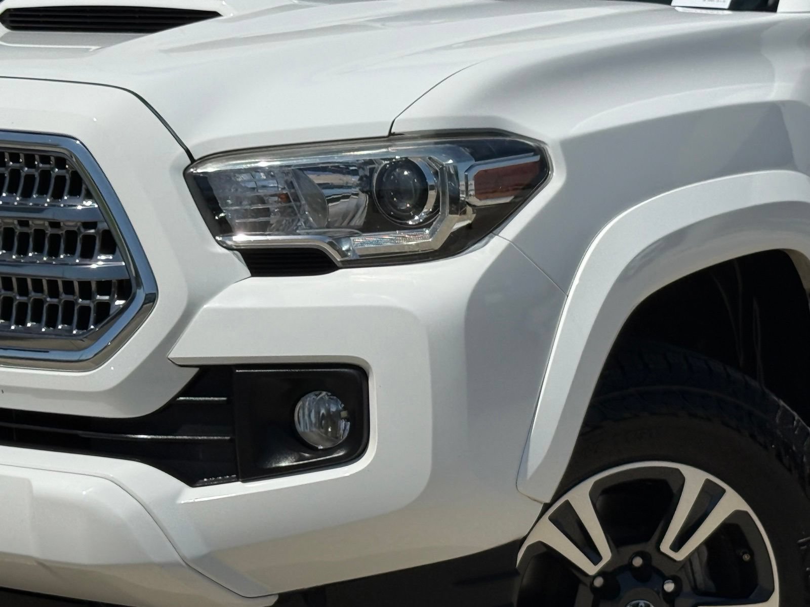 Used 2017 Toyota Tacoma TRD Sport w/ Tow Package RWD image 3
