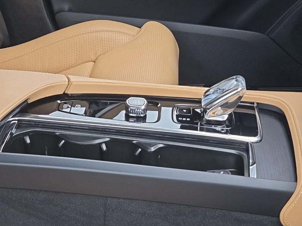 Certified 2024 Volvo XC90 B6 Ultimate w/ Protection Package AWD/4WD image 16